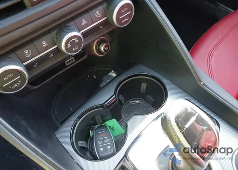 2023 Alfa Romeo Giulia Veloce Awd z USA, uszkodzony, nr VIN ZARFANBNXP7675181